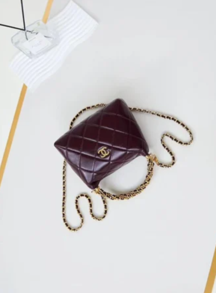 حقيبة Chanel برغندي بتفاصيل ذهبية