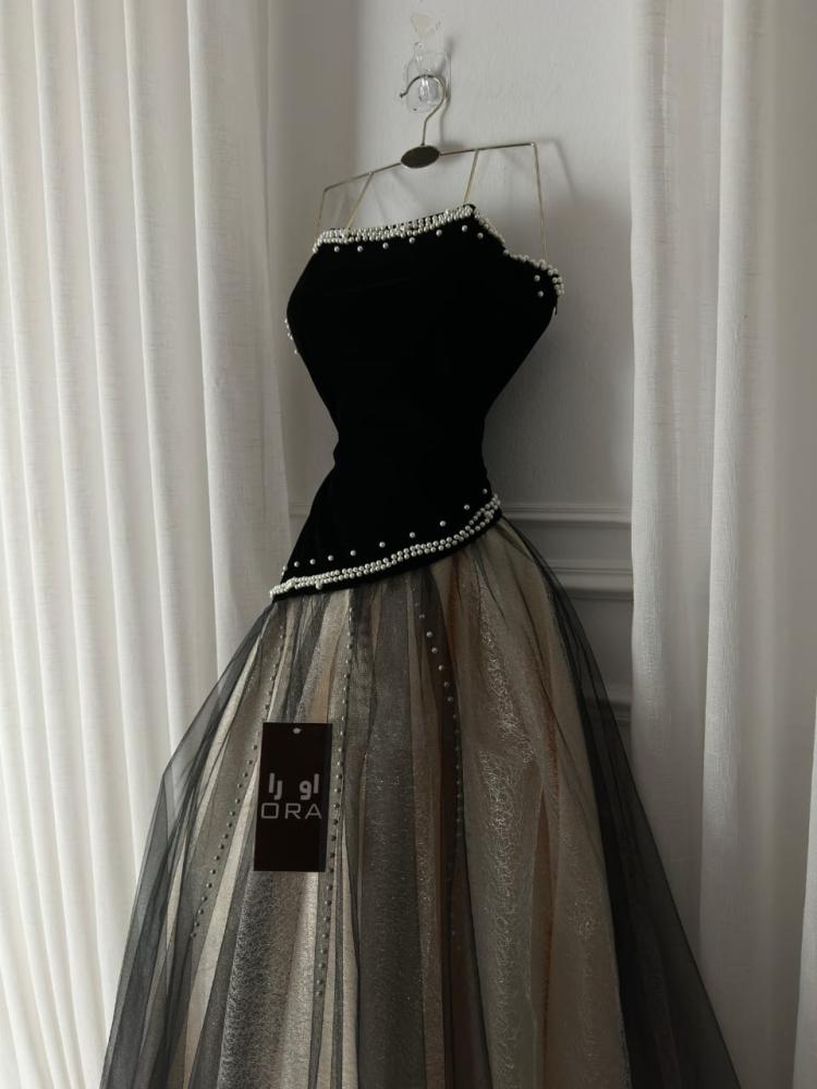 A dress with a bodice made of wool, taffeta, and Taiwanese tulle, embroidered with pearls.