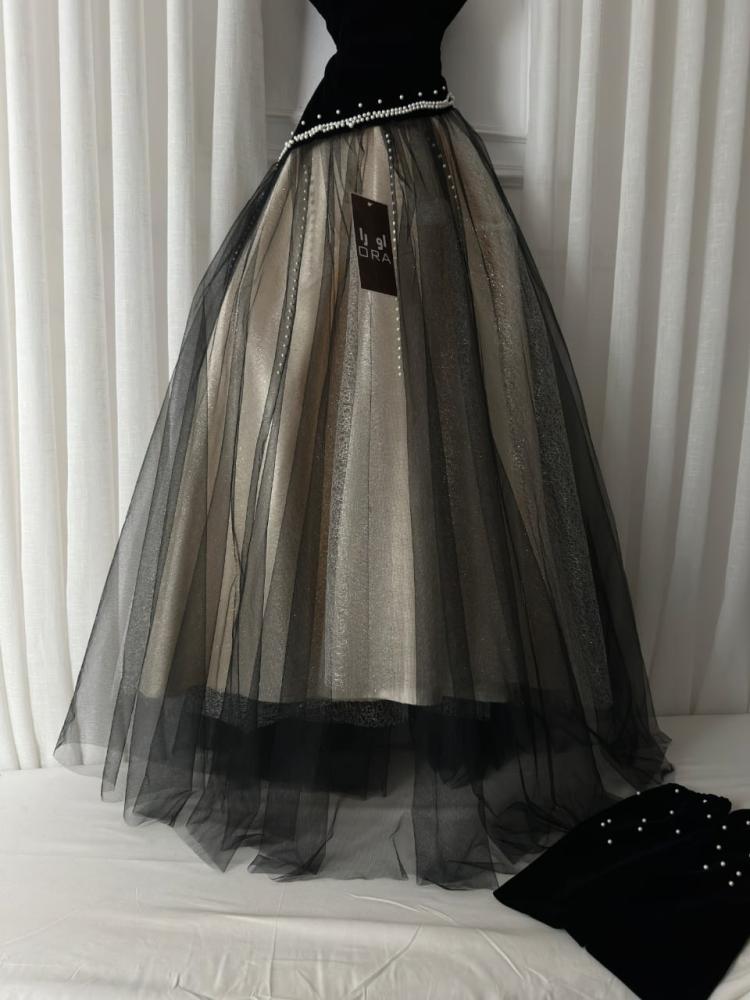 A dress with a bodice made of wool, taffeta, and Taiwanese tulle, embroidered with pearls.