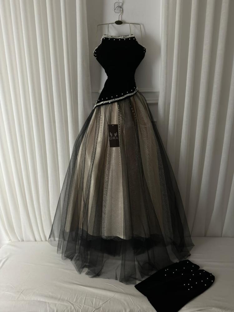 A dress with a bodice made of wool, taffeta, and Taiwanese tulle, embroidered with pearls.
