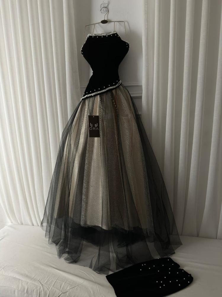 A dress with a bodice made of wool, taffeta, and Taiwanese tulle, embroidered with pearls.