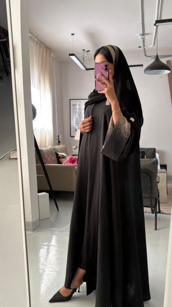 عبايه نص كلوش مع اطراف حرير بالأكمام