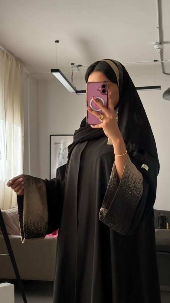 عبايه نص كلوش مع اطراف حرير بالأكمام