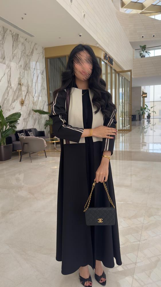 عبايه كريب اسود مع بيج