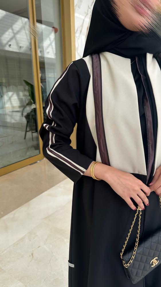 عبايه كريب اسود مع بيج
