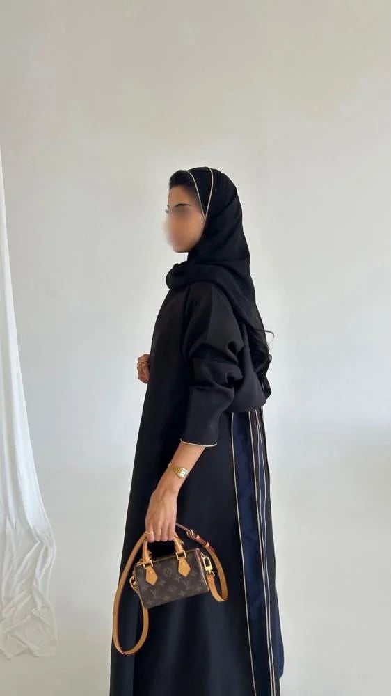 عبايه كريب اسود مع كريب كحلي