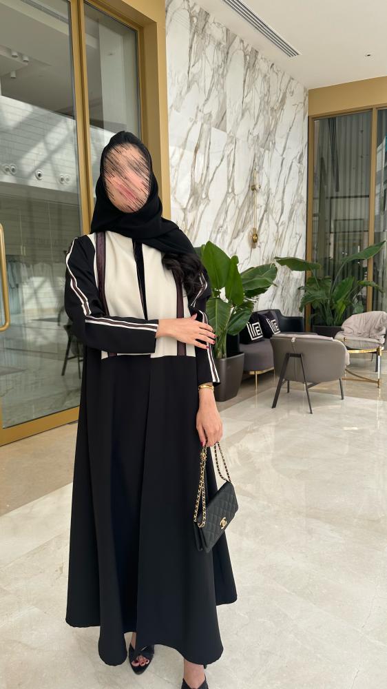 عبايه كريب اسود مع بيج