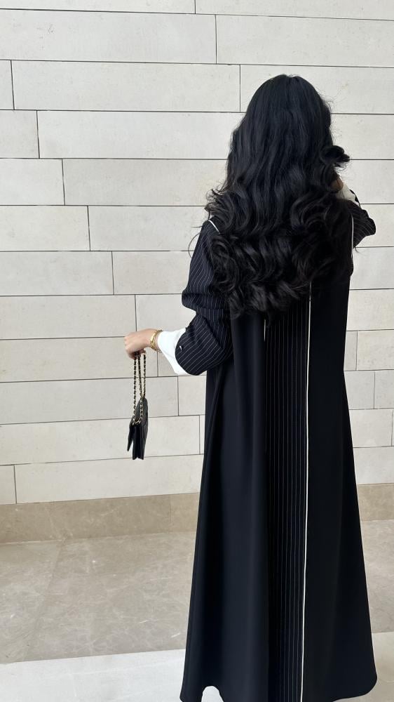عبايه كريب اسود مع مقلم ابيض