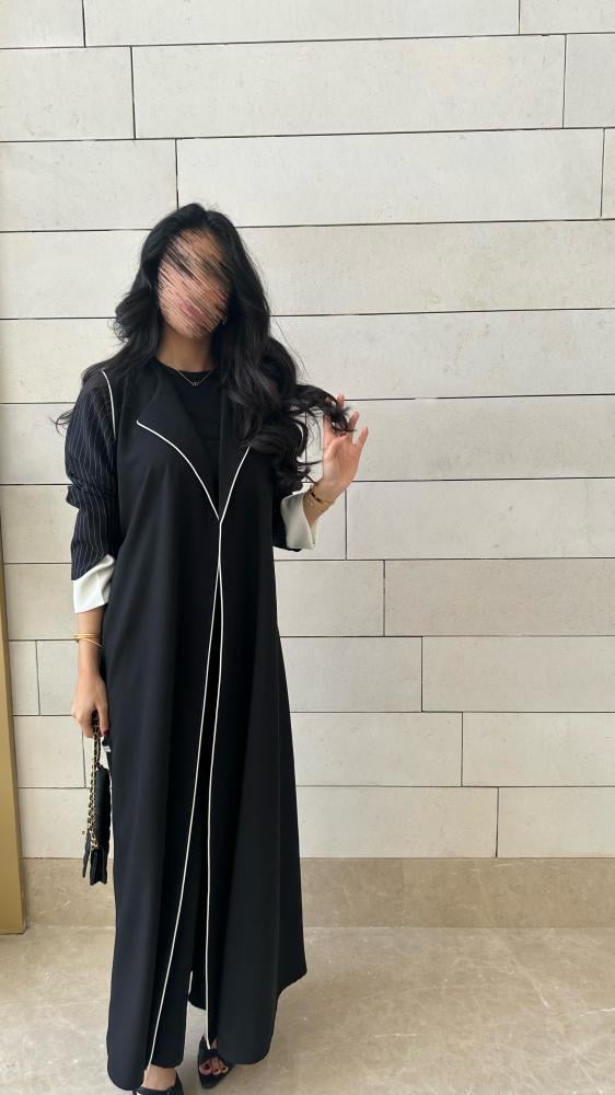 عبايه كريب اسود مع مقلم ابيض