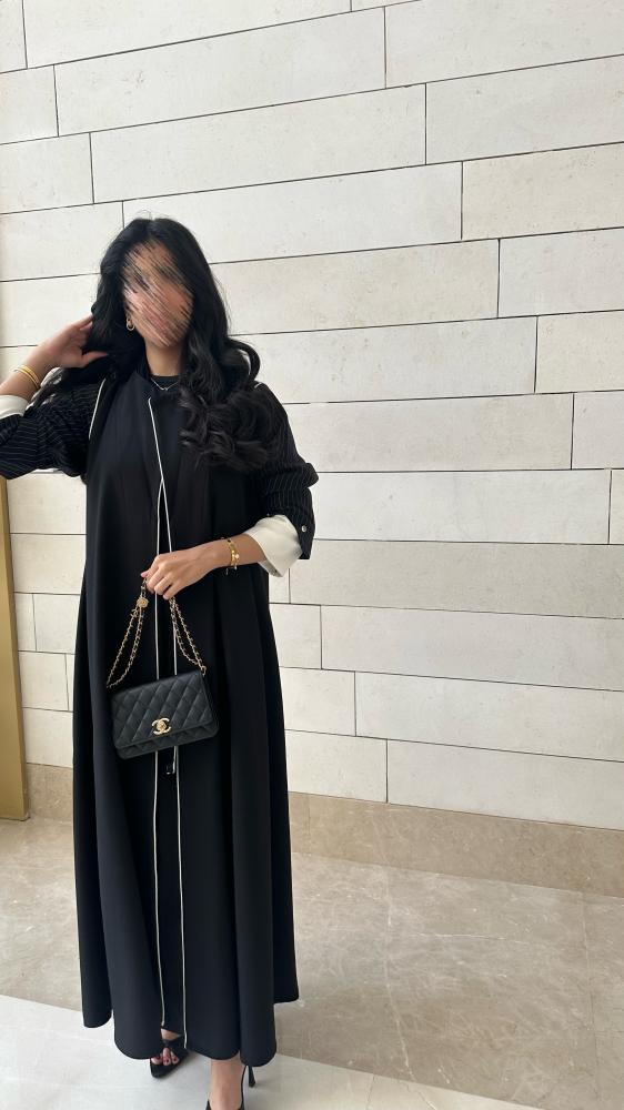 عبايه كريب اسود مع مقلم ابيض