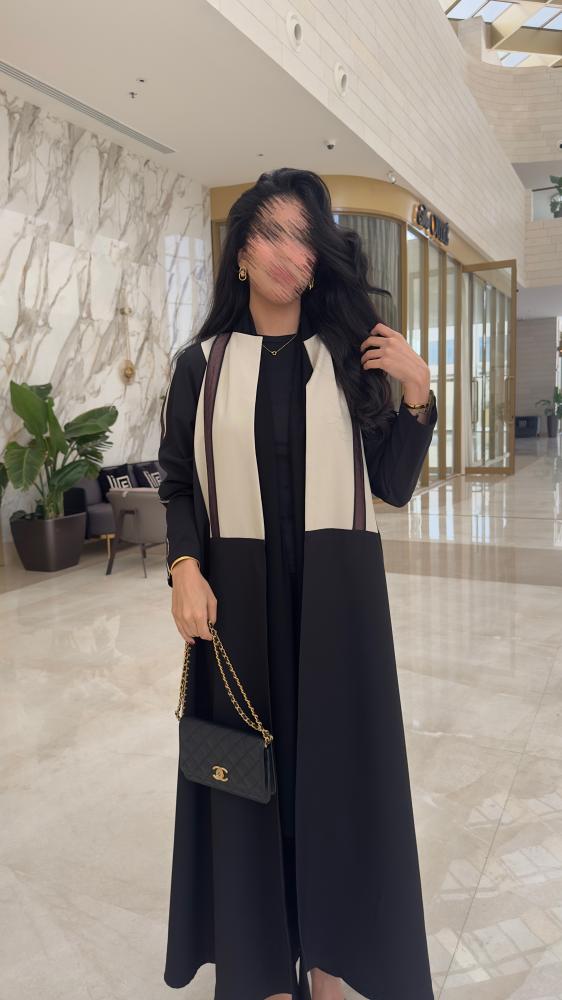 عبايه كريب اسود مع بيج