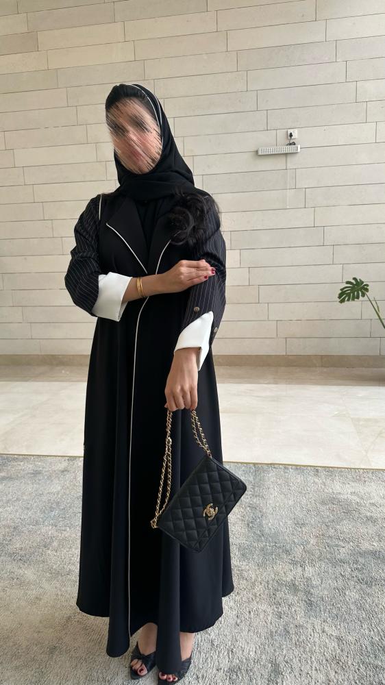 عبايه كريب اسود مع مقلم ابيض
