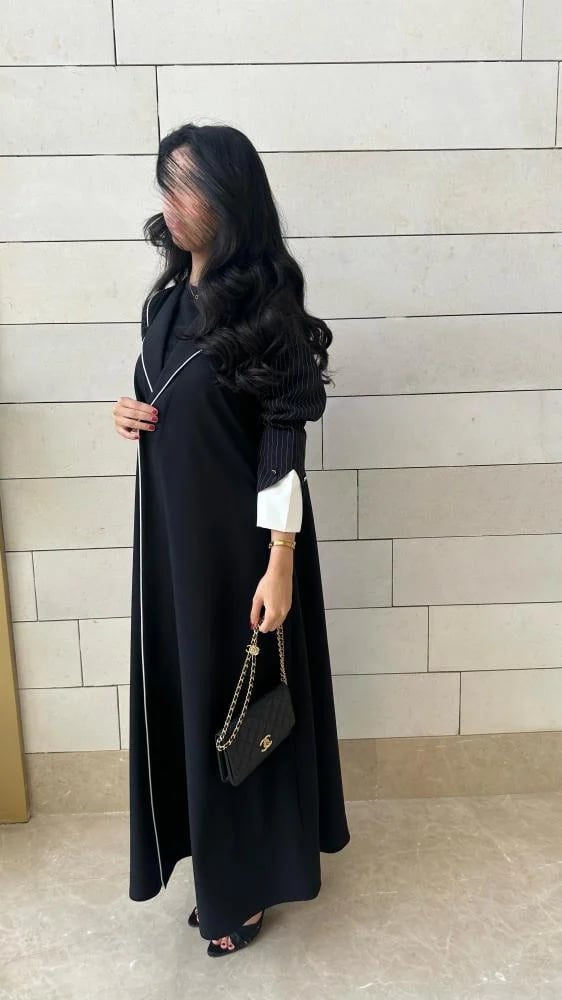 عبايه كريب اسود مع مقلم ابيض