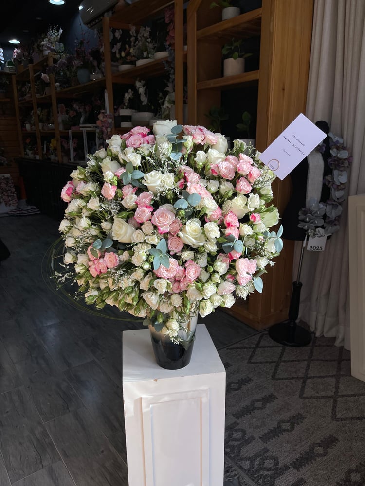 فازة ورد كبيرة بتنسيق أنيق وألوان متناغمة 🌸✨