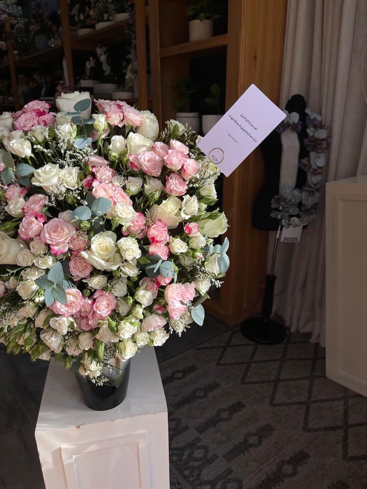 فازة ورد كبيرة بتنسيق أنيق وألوان متناغمة 🌸✨