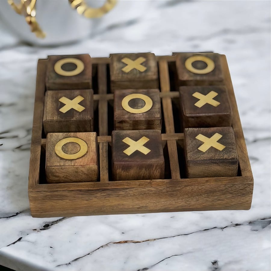 اللعبة اللوحية  OXO قطع خشبية بألوان ذهبية ، بحجم 21x21سم