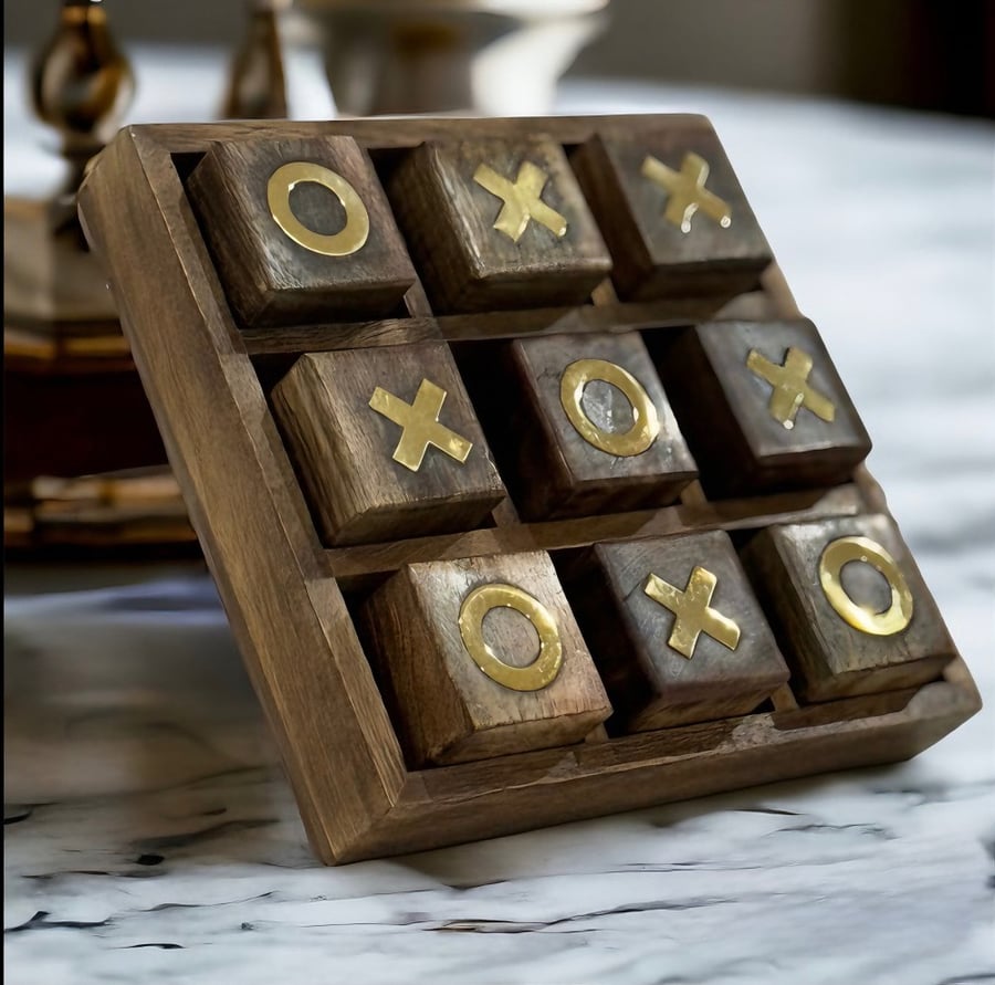 اللعبة اللوحية  OXO قطع خشبية بألوان ذهبية ، بحجم 21x21سم