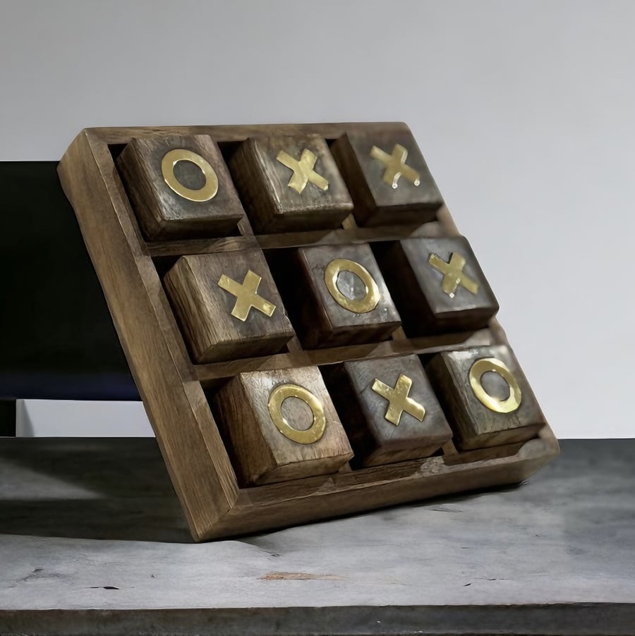 اللعبة اللوحية  OXO قطع خشبية بألوان ذهبية ، بحجم 21x21سم