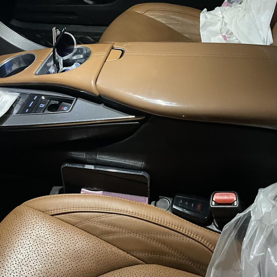 Filling between car seats (flexible, does not scratch the decor)