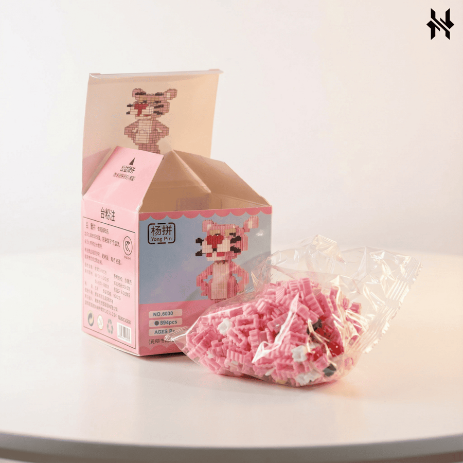 عبوة مجسم النمر الوردي مفتوحة وبجانبها المكعبات قبل التجميع