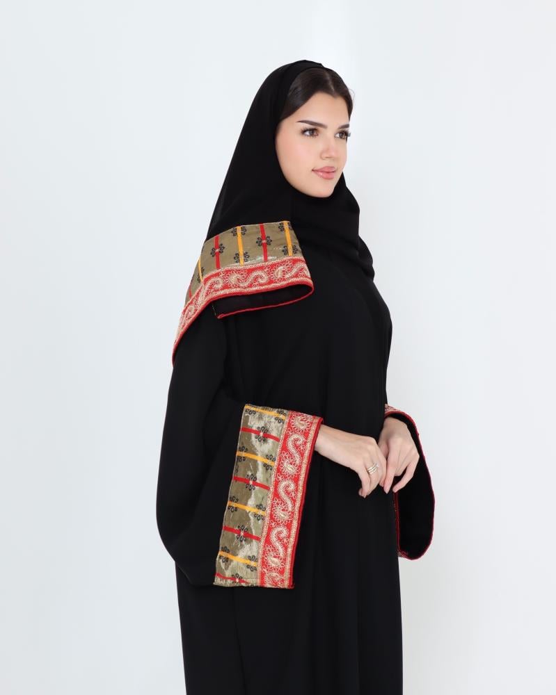 عباية كريب نقشة هندية على طرف الاكمام والطرحة