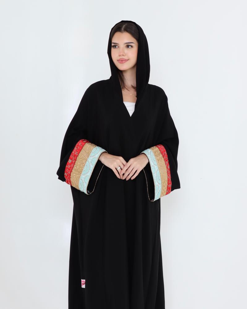 عباية كريب نقشة هندية على طرف الاكمام والطرحة