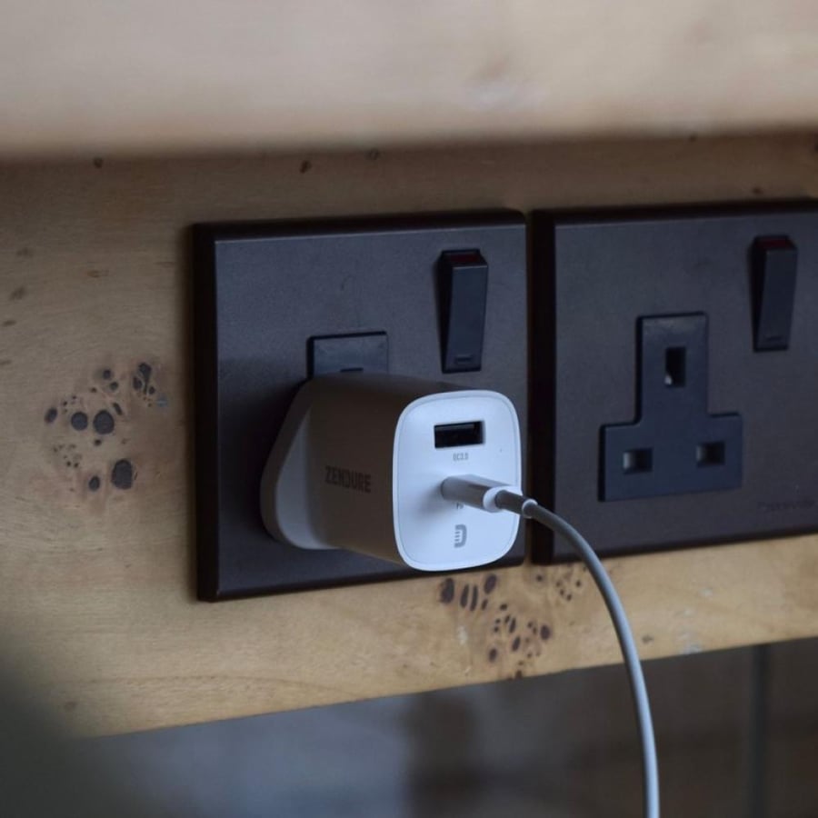 شاحن جداري زندور SuperPort بقوة 35 واط منفذ USB-A ومنفذ USB-C - أبيض