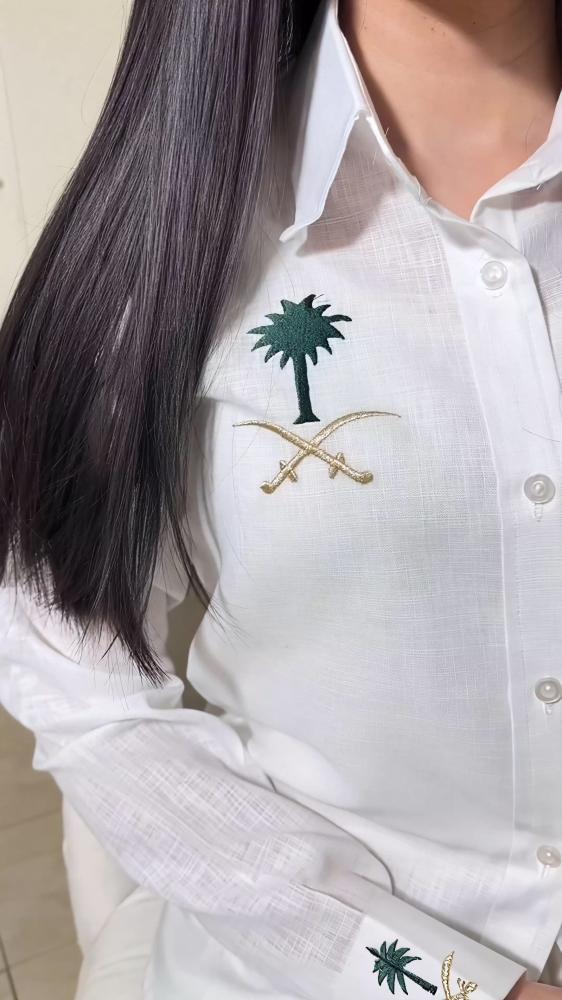 قميص لينن بتطريز سيفين ونخلة