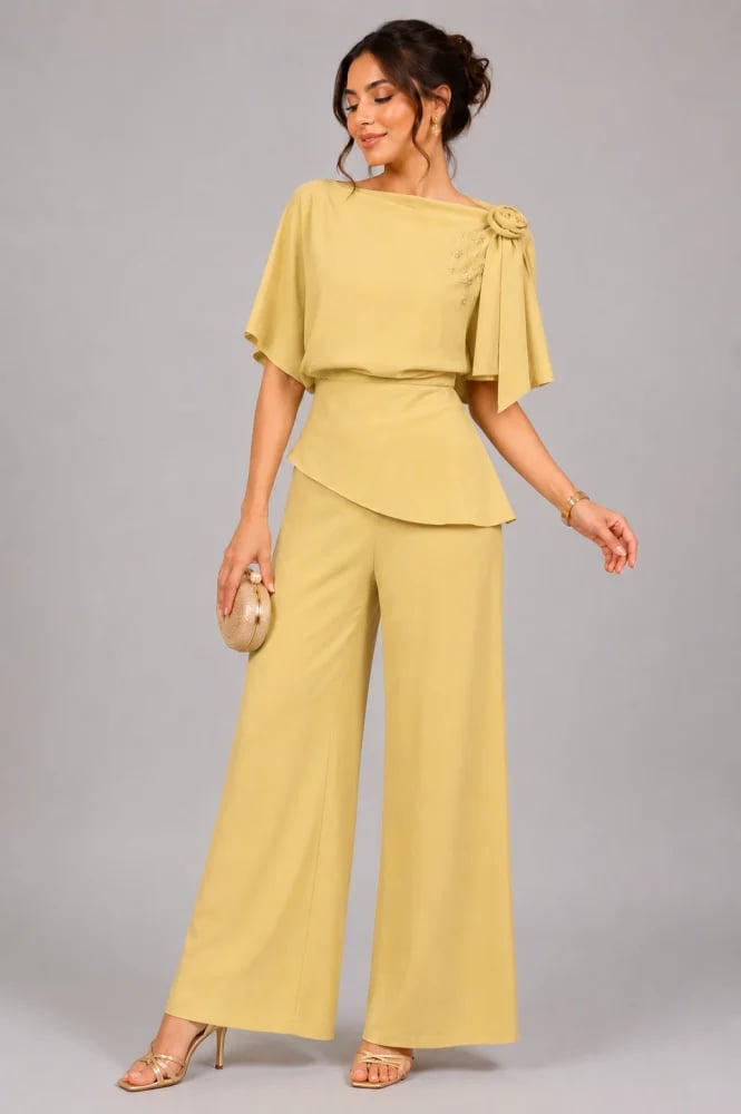 An elegant set with a soft feminine design and luxurious details