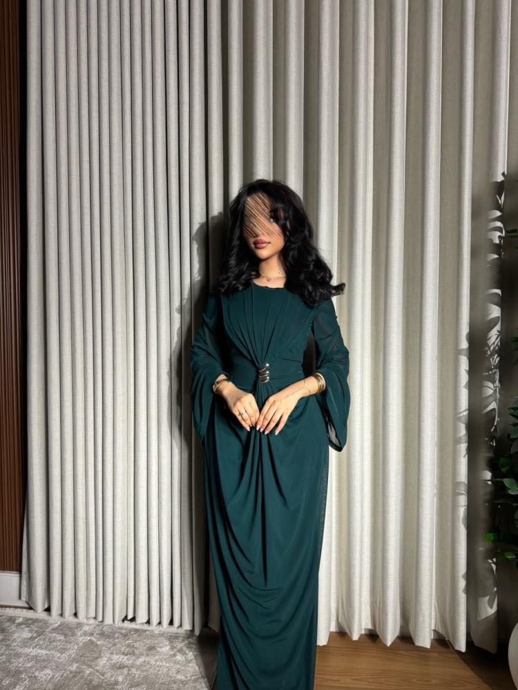 فستان زمردي أنيق بدرابيه فاخرة