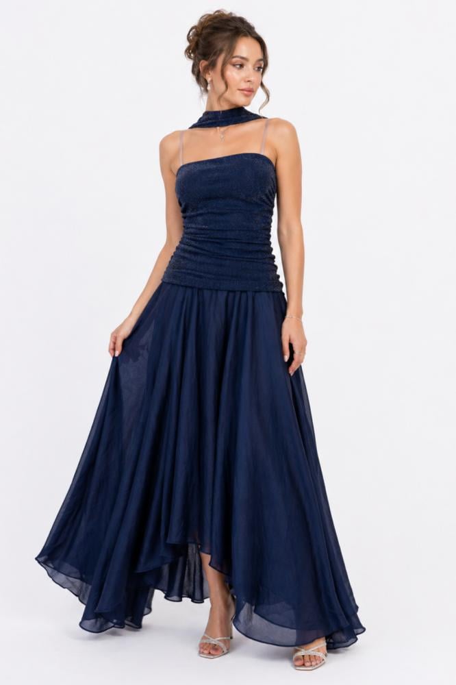 فستان سهرة أنيق بقصّة غير متساوية مع ياقة ملفوفة