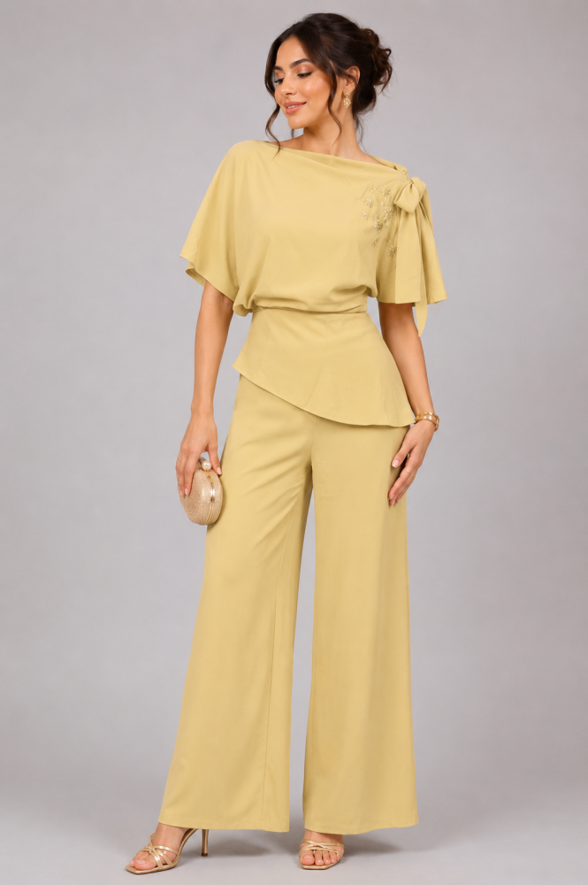 An elegant set with a soft feminine design and luxurious details