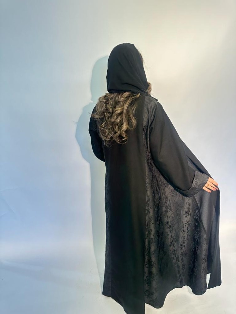 عبايه لون اسود بتطريز كم مربع