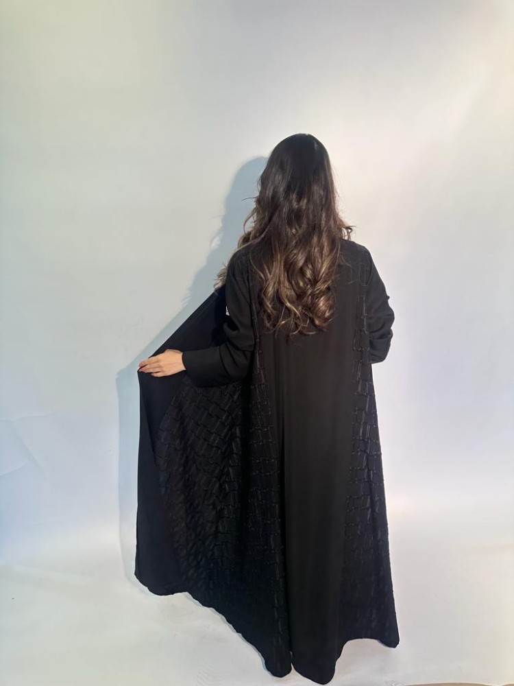عبايه لون اسود بتطريز اسود