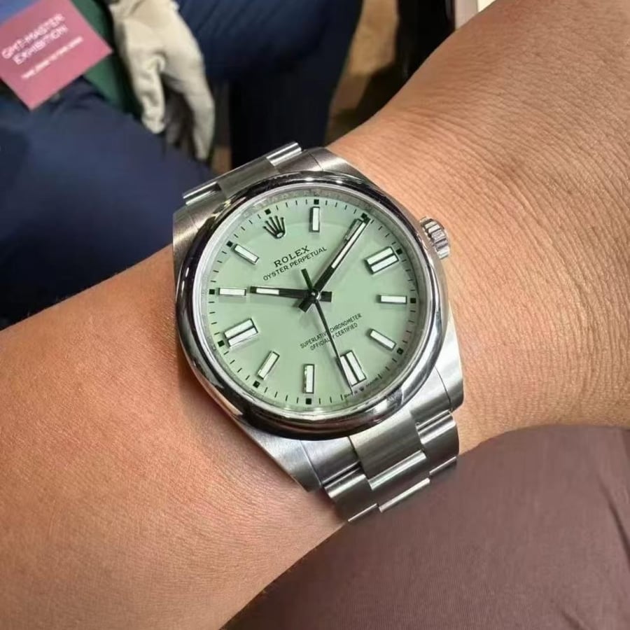 رولكس اويستر بربتشوال                                         موديل رجالي    .  ايطار ناعم        مقاس  41 Mm               مكينه  اوتوماتيك                               درجه اولى هاي كواليتي - طبق الأصل تماماً .  .