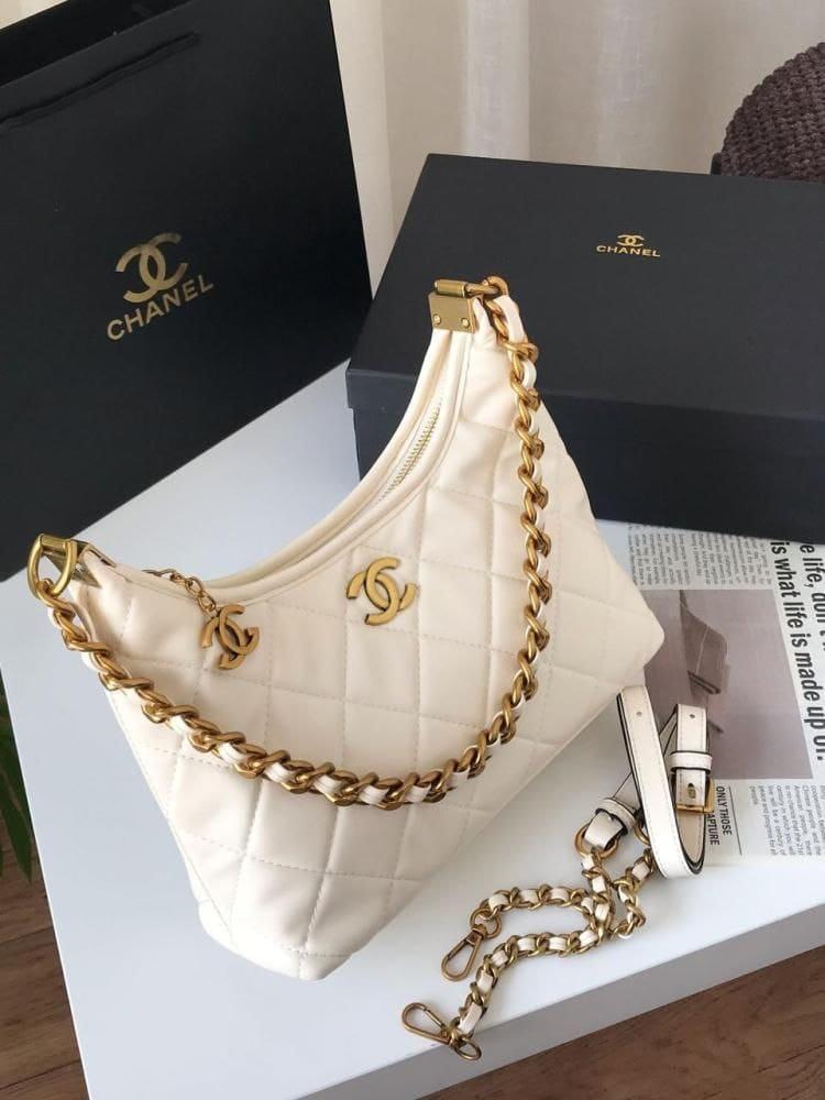 Women's bag of a well-known brand, same as the picture, with accessories