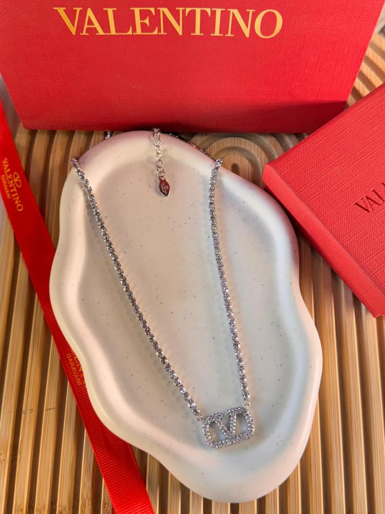 Women's necklace of a known brand with accessories same as the picture