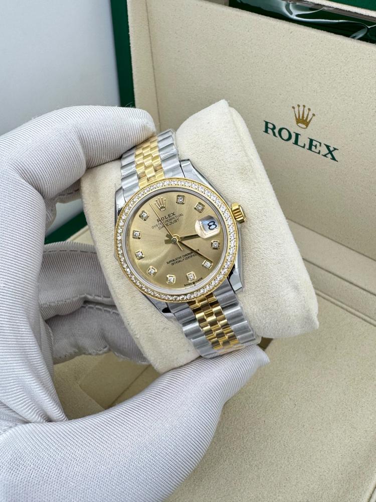 توفرت من جديد رولكس نسائي ماستر   ROLEX   رولكس رجالي  موديل دي جست  فصوص زركون   ماستر مكينه سويسري  مقاس ٣١ مم  استاليس استيل    توجد علبه وكيس طبعه باسم الماركه ب ١٥ ريال  او علبت الآصلي ب ١٠٠ ريال
