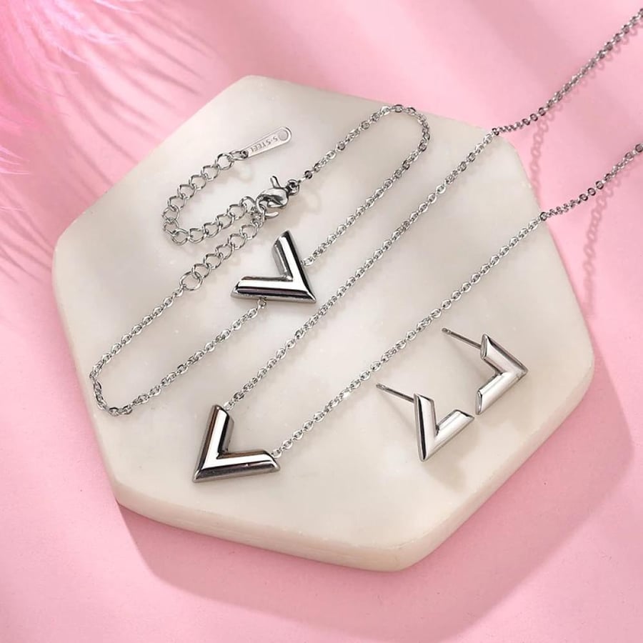 A set of women's necklace and earrings, a well-known brand, same as the picture
