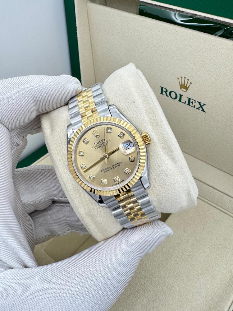 توفرت من جديد رولكس نسائي ماستر   ROLEX   رولكس رجالي  موديل دي جست  فصوص زركون   ماستر مكينه سويسري  مقاس ٣١ مم  استاليس استيل    توجد علبه وكيس طبعه باسم الماركه ب ١٥ ريال  او علبت الآصلي ب ١٠٠ ريال