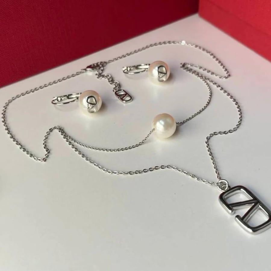 Women's necklace and earrings