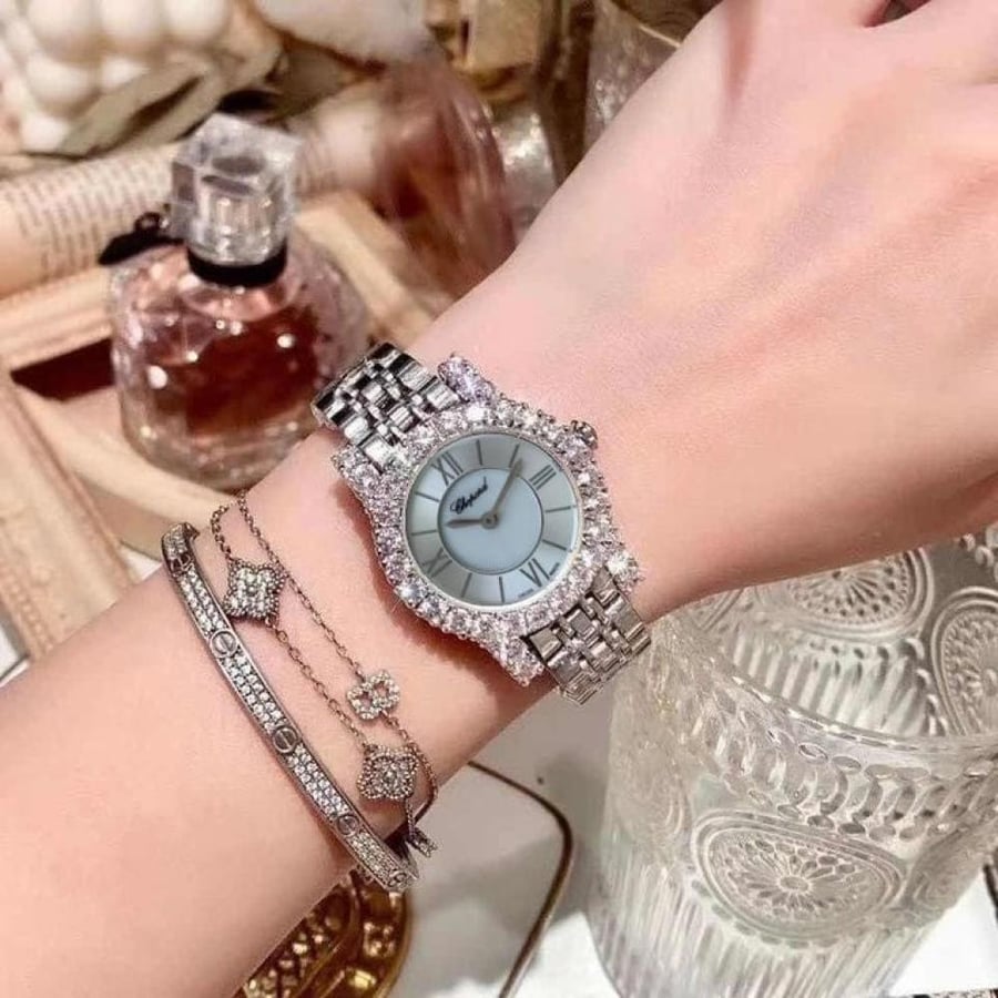 ساعه شوبارد نسائي    جديد الساعات النسائيه من ماركه شوبارد نسائي  مواصفات الساعه بطاريه  موديل نسائي فل زركون  سالستيل مقاس 31mm  شوبارد    تتوفر ملحقات اصليه حسب الطلب فقط