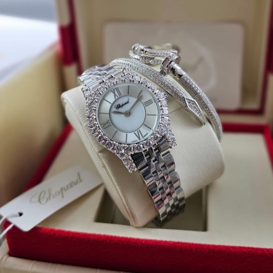 ساعه شوبارد نسائي    جديد الساعات النسائيه من ماركه شوبارد نسائي  مواصفات الساعه بطاريه  موديل نسائي فل زركون  سالستيل مقاس 31mm  شوبارد    تتوفر ملحقات اصليه حسب الطلب فقط