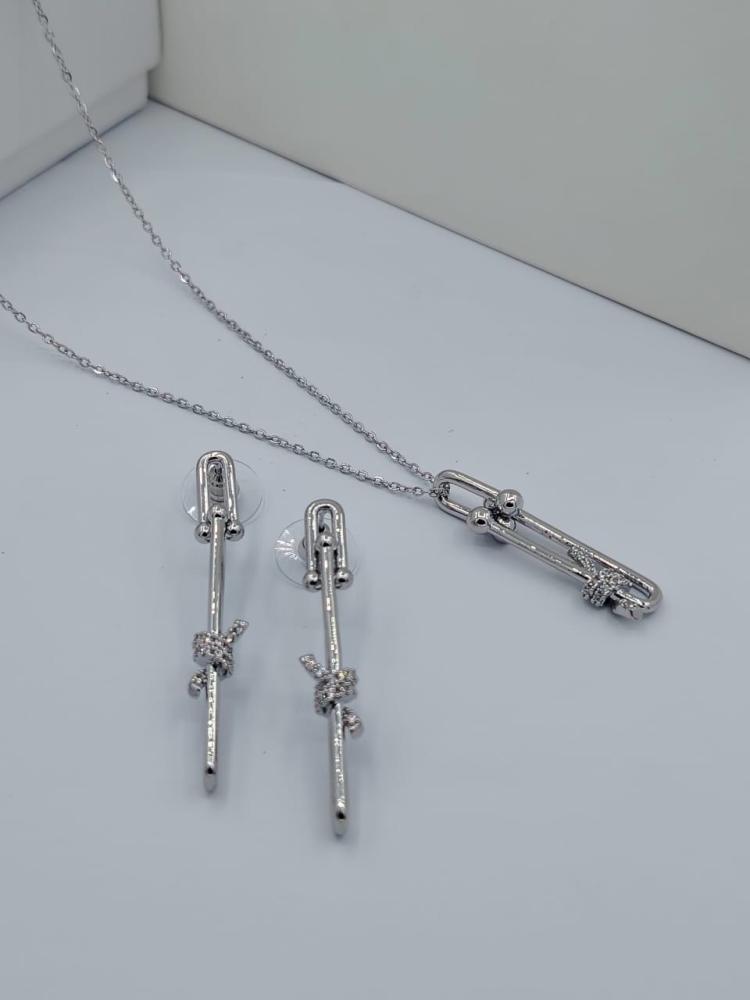 Women's ring and necklace of the first class with accessories printed