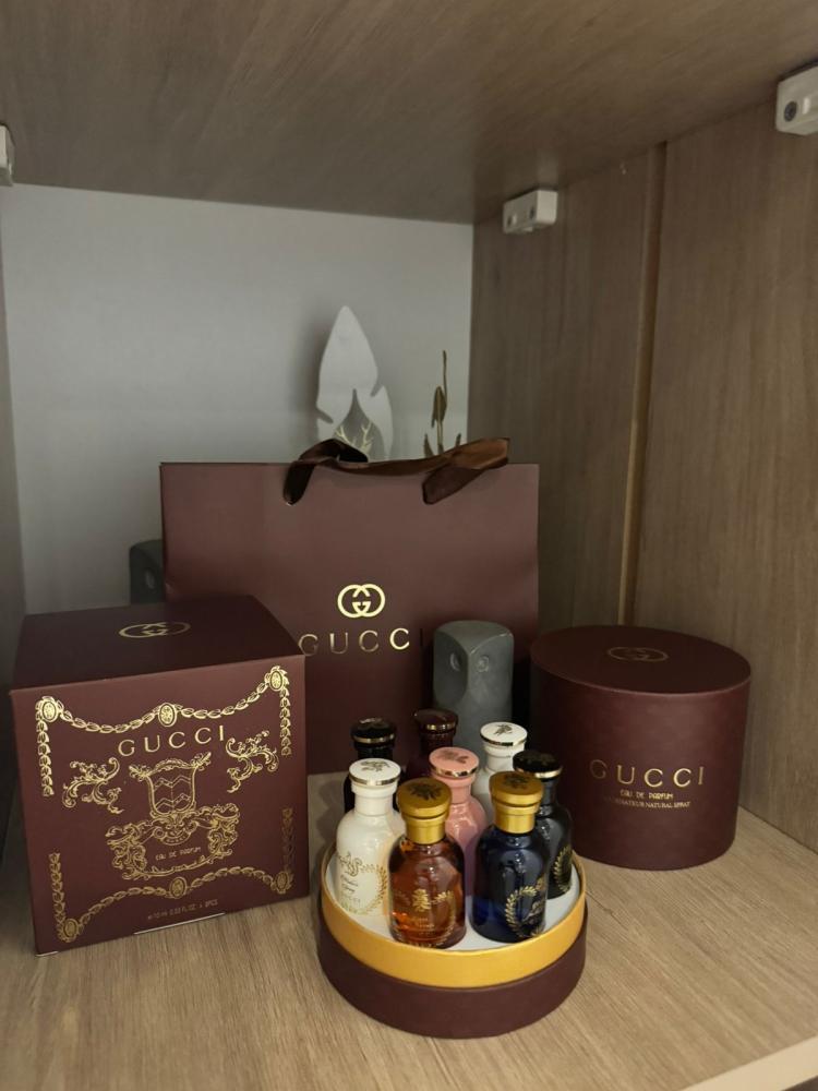 مجموعة عطور قوتشي مع الكيس 8 عطور كل عطر 10 مل