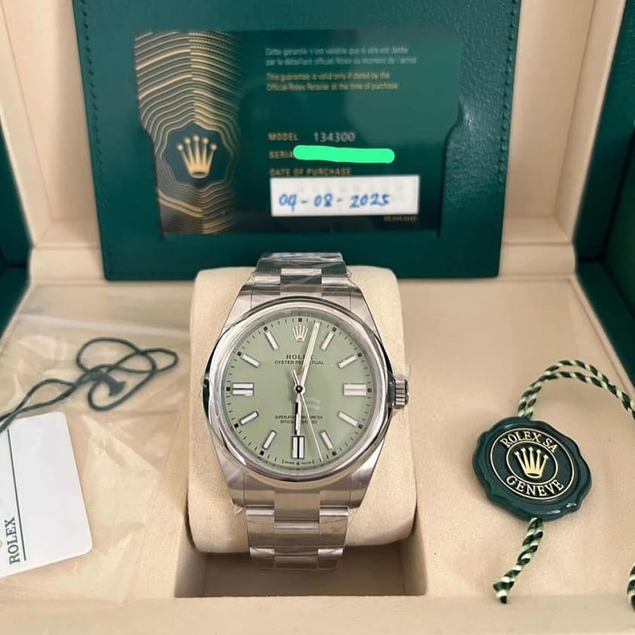 رولكس اويستر بربتشوال                                         موديل رجالي    .  ايطار ناعم        مقاس  41 Mm               مكينه  اوتوماتيك                               درجه اولى هاي كواليتي - طبق الأصل تماماً .  .