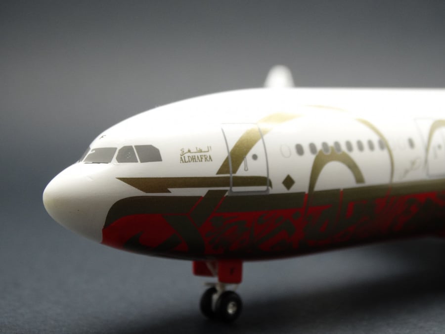 مجسم طيران الخليج A330-200 مقاس 1:200