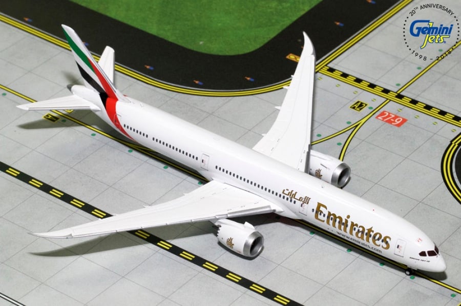 مجسم طيران الامارات B787-10 مقاس 1:400