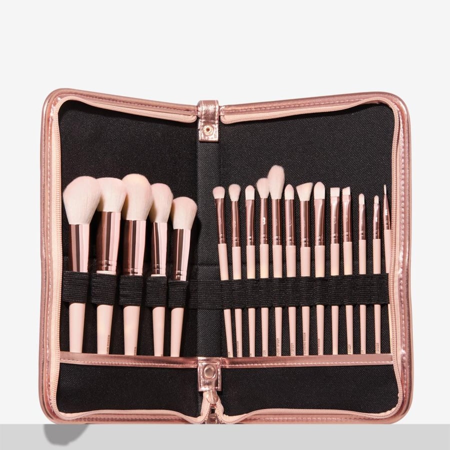 مجموعة فرش الوجه والعيون 18 قطعة من بيوتي باي | Beauty Bay Rose Glow 18 Piece Brush Set