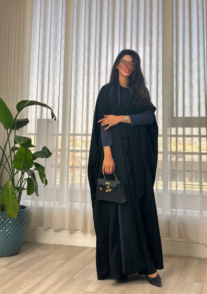 عباية نص بشت ب اكمام استرتش باللون الكحلي